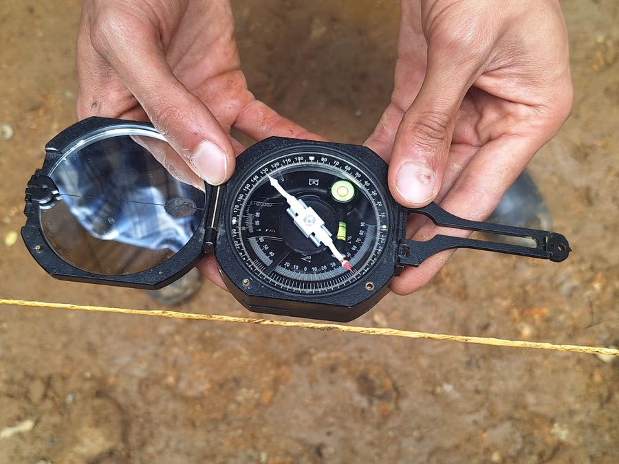 Geological compass reading
